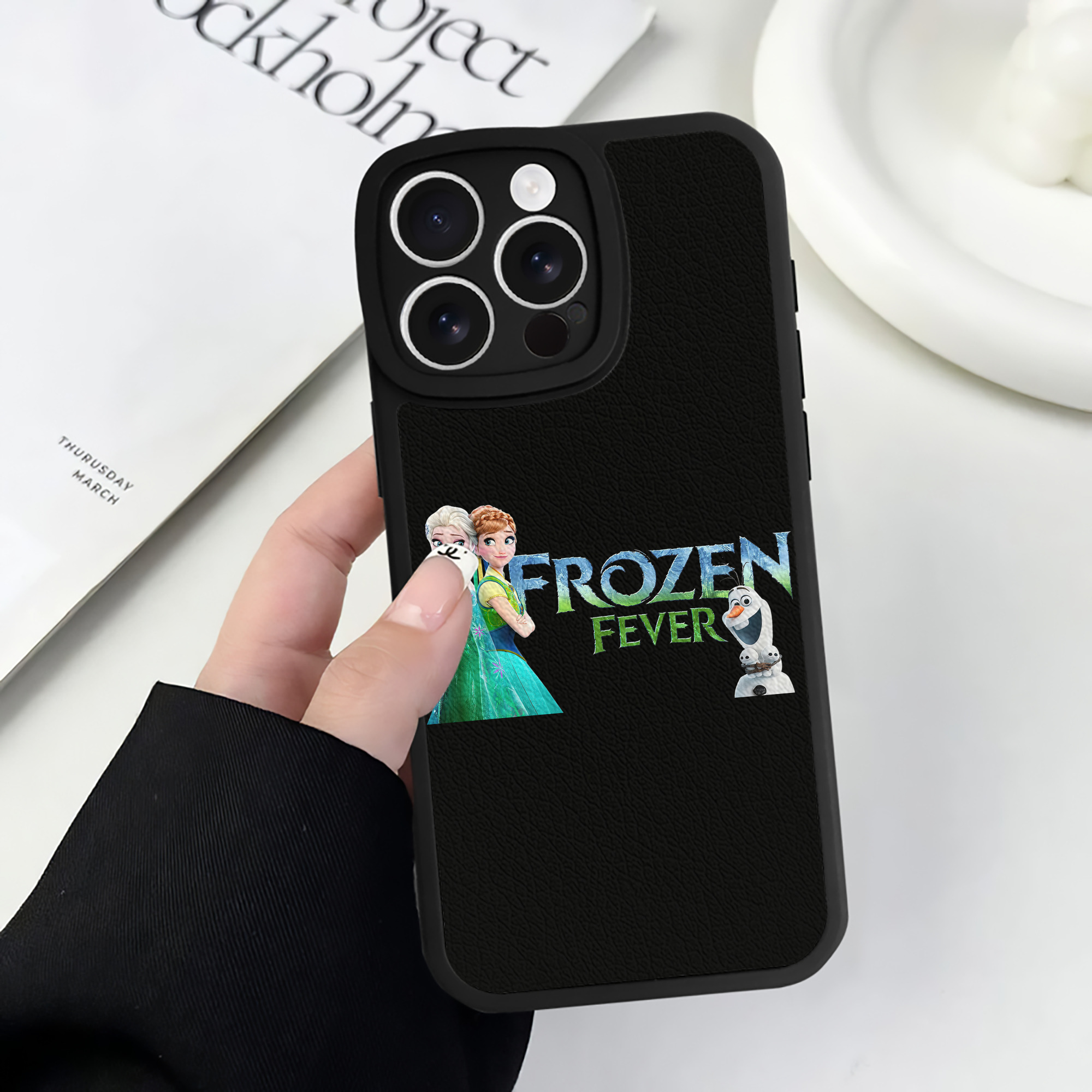 （画像用） アナと雪の女王 アンナ エルサ Frozen Anna Elsa 【iPhone 16シリーズ対応】シリコンスマホケース（レザー調） 材質：シリコン